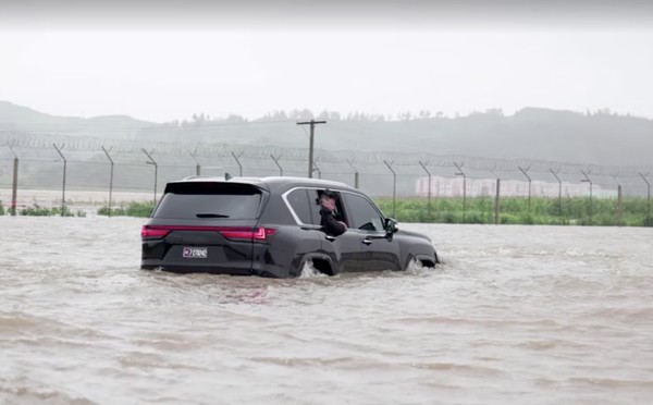 Potret Kim Jong Un Terabas Banjir Pantau Evakuasi Warga