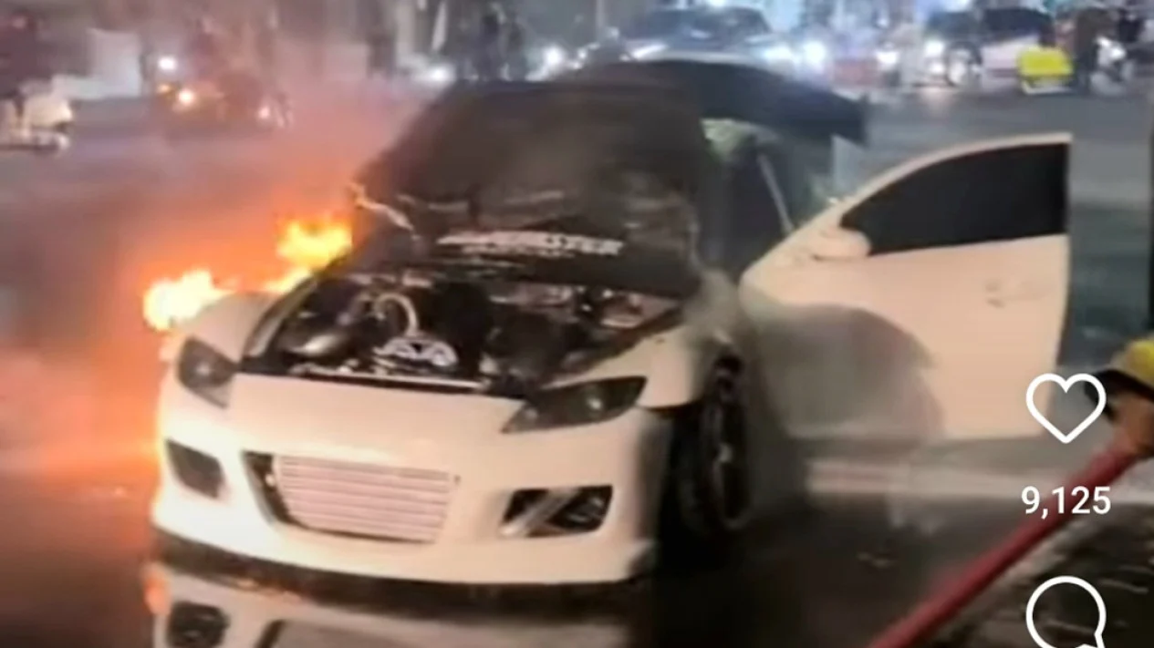 Video Mazda RX-8 Terbakar di Pinggir Jalan