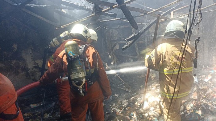 Minimarket dan Rumah di Surabaya Terbakar, 1 Orang Tewas